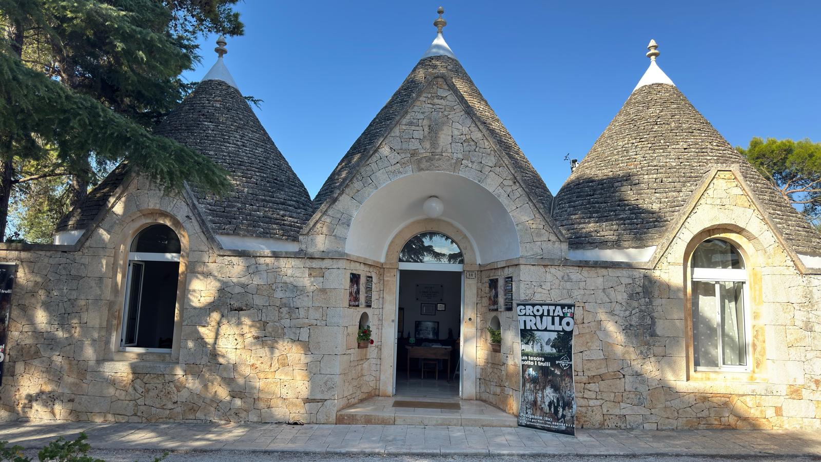 Putignano. Grotta del trullo sede della presentazione.jpeg